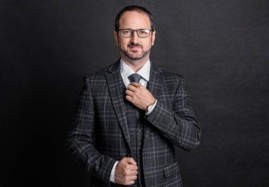 Profesyonel yetişkin patron gri arka planda izole edilmiş. Patron stüdyoda. Patron ceket ve kravat giy. Takım elbiseli patronun fotoğrafı..