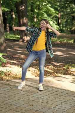 Hiphop dansçısı. Açık havada dans eden mutlu hiphop kızı, hiphop.