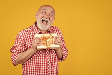 sürpriz yaşlı adam emeklilik için mevcut kutu ile.