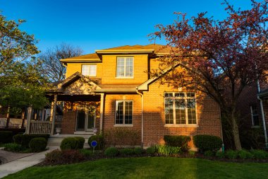 Modern varoş yazlığı. Mimarlık konsepti. Banliyöde bir ev. Açık havada bir ev. Mahalledeki banliyö evi. Banliyö ev mimarisi. Banliyö evi.