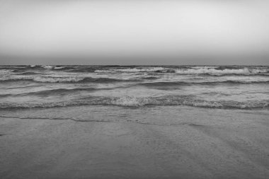 Sahilde gün doğumu. Doğanın deniz ile doğuşu. Doğanın doğuşu deniz manzarası. Doğanın fotoğrafı: Gün doğumu.