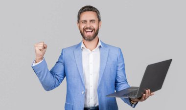 Çevrimiçi çalışan serbest çalışan biri. Serbest blog yazarı. Uzaktan kumanda serbest çalışıyor. İş adamı, ofis elbisesi içinde dinleniyor. İş başarısı. Bilgisayarda iş adamı iletişimi. Başarılı ve kendinden emin.