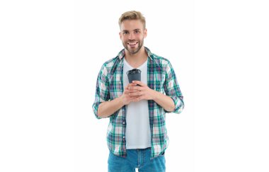 Kahvesi arka planda olan neşeli beyaz bir adam. Stüdyoda kahve içen beyaz bir adam. Kafkasyalı bir adamın kahveli fotoğrafı. Beyaz kahve içen beyaz tenli bir adam..