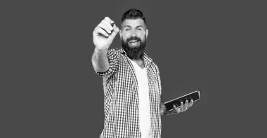 Mutlu sakallı adam seninle ilgili notlar alıyor..