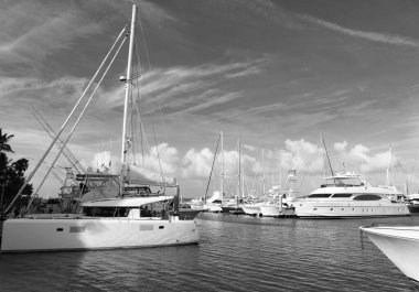 Key West, Florida USA - 26 Aralık 2015: Yaz tatili için tekneleri olan yat limanı.