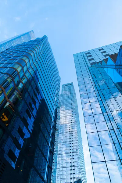 Gökdelen mimarisi. Camlı bir gökdelen. Modern cam bina. Metropolis City 'deki gökdelen. Şehir merkezindeki gökdelen. İş bölgesindeki ofis binası. Mimari mucize..