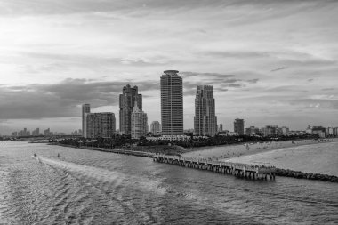 Günbatımında Miami Skyline gökdeleni manzarası. Miami Skyline gökdelen binaları. Miami 'nin gökdeleninin fotoğrafı. Miami Skyline gökdelen görüntüsü.