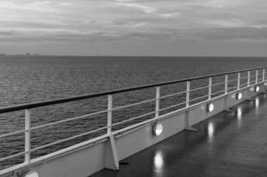 Işıklı tekne seyahatinin deniz manzarası. Tekne yolculuğundaki deniz manzarası. Tekne yolculuğundan kalma deniz manzarası. Tekne yolculuğundan deniz manzarası.