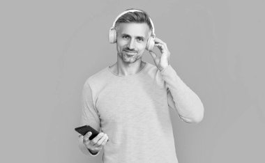 Mavide izole edilmiş mp3 'teki mutlu adam açık çalma listesi. Stüdyoda mp3 çalma listesi açık. Arka planda mp3 açık çalma listesi var. mp3 'te bir adamın açık çalma listesi fotoğrafı.