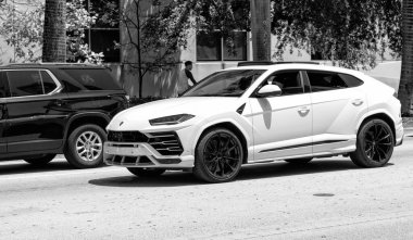 Miami Beach, Florida ABD - 15 Nisan 2019 Giallo Auge Lamborghini Urus, köşe manzaralı.
