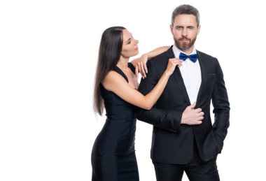 Beyazda izole edilmiş zarif bir çift. Romantik çift birlikte vakit geçiriyor. Sevgililer gününde iki kadın ve erkek. Güzel bir çift çıkıyor. Elbiseli bir kadın ve papyonlu bir erkek. Cilalı çift.