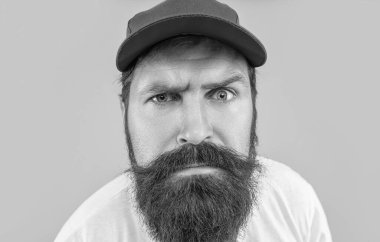 Stüdyoda çok şık bir beyaz adam var. Arka planda şık bir beyaz adam. Şapka takan beyaz bir adamın şık bir fotoğrafı. Sarı üzerine izole edilmiş şık beyaz adam..