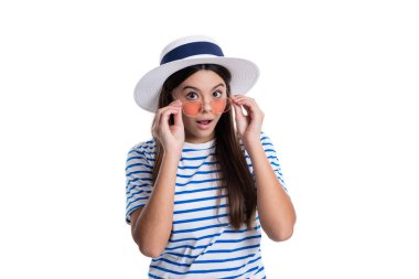 Şapka takan ve güneş gözlüğü takan genç bir kızın yaz tarzı fotoğrafı. Beyaz tenli yaz kızı. Arka planda yaz stili bir genç kız. Stüdyoda yaz stili genç kız.