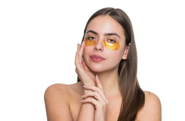 Kadının gözlerinin altında kolajen bantları olan taze ve sağlıklı bir cildi var. Yüz bakımı. Göz bandı takan bir kadın. Spa bakımı. Göz bandı. Göz altlarında kolajen pedleri olan güzel kadın yüzü. Göz maskeleri altında.