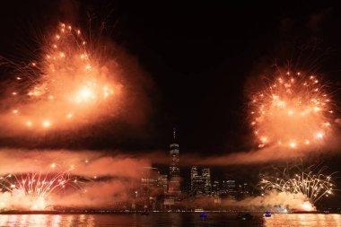 New York Manhattan havai fişekleri arifesinde. Manhattan 'da havai fişekler. New York 4 Temmuz Havai fişekleri. Flashing Fireworks ile New York City Skyline Manhattan. Bağımsızlık Günü