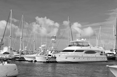 Tatil için sahil limanında özel bir yat. Sahil limanındaki yatın fotoğrafı. Sahil limanında bir yat. Yazın deniz kenarındaki limanda yat..