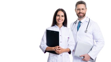 Hastanede doktor ve hemşire sağlık hizmeti sunuyor, kopyalama alanı.