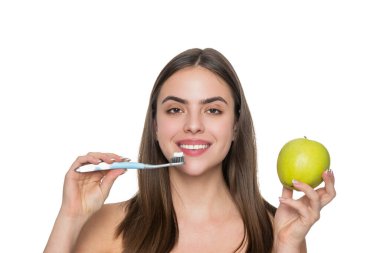 Sabah rutini. Dişlerini elektrikli diş fırçasıyla fırçalayan bir kadın. Dişlerini fırçalayan kız beyazda izole edilmiş. Elektrikli diş fırçası. Ağız temizliği. Diş fırçası, diş sağlığı ve oral bakım. Sıkıştırılmış diş fırçası.