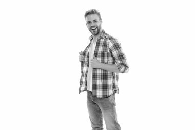 Stüdyoda mutlu sıradan bir adam. Kareli gömlek giyen sıradan bir adamın fotoğrafı. Sıradan bir adam beyazda izole edilmiş. Arka planda sıradan bir adam.