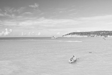 Yaz tatili teknesi, reklam. Deniz Burnu 'nda yaz tatili teknesi. Deniz kenarında yaz tatili teknesi. Plajdaki yaz teknesinin fotoğrafı..