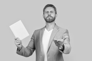 İş adamlarının plan kitabının fotoğrafı. Planlayıcısı olan bir iş adamı sarı arka planda izole edilmiş. Ceketli bir iş adamı. Stüdyo çekiminde iş adamı planlayıcısı.