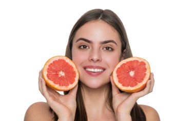 Sağlıklı greyfurtlu genç bir kadın. C vitamininin faydaları cildini beyazla izole edilmiş vitaminle doldurur. Cilt bakımı ve diyet. Gençlik ve güzellik. Genç kız sağlıklı bir ışıltı için detoks yapıyor. Deri hidrasyonu.