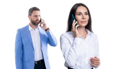 Telefonda konuşan iş adamları beyazlar üzerinde izole edilmiş. Başarılı iş adamları konuşmak için telefon kullanıyor. Ofiste iş görüşmesi. İş görüşmesi çağrısı. Meslektaşına telefon et..