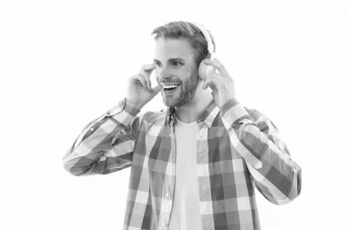 pozitif milenyum adamı arka planda müzik dinliyor. Bin yıllık müzik aşığının fotoğrafı. Milenyum adamı beyazın izole edilmiş müziğini dinle. Milenyum adamı stüdyoda müzik kulaklığı takıyor..