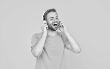 Tüylü mutlu adam. Sarı arka planda müzik dinle. Müzik..