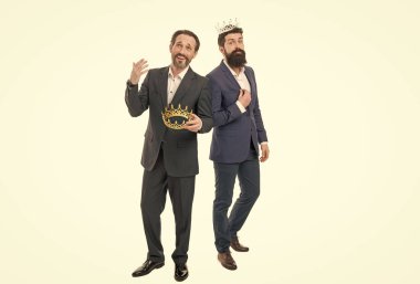 Onurlu ve gururlu. Gururlu iş adamları beyazlar üzerinde izole edilmiş. Taçlı iş ortakları. Gurur ve kibir. Gurur ve sevgi. Resmi giyinmiş eşcinseller. Homoseksüellik ve biseksüellik. LGBT gururu.