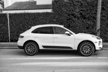 Palm Beach, Florida USA - 22 Mart 2021 Palm Beach yolundaki beyaz Porsche arabası. yan görünüm.