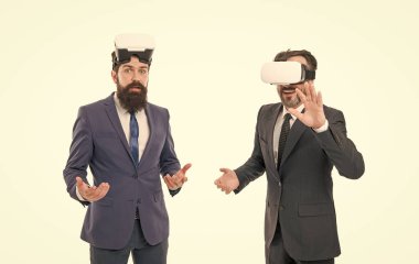 Çevik iş dünyasındaki modern teknoloji. Resmi takım elbiseli sakallı olgun adamlar. Dijital gelecek ve yenilik. Sanal gerçeklik. Ortaklık ve takım çalışması. İş adamları sanal gerçeklik gözlüğü takıyor. Modern teknolojiler.
