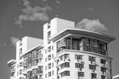 Modern şehirdeki gökdelen mimari konut binası.