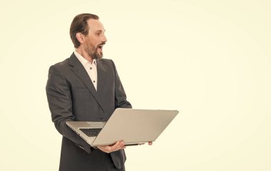 Laptop stüdyosunu kullanmasına şaşırdım. Dijital ofiste çalışan bir iş adamı. İş adamı iş teknolojisini kullanıyor. Profesyonel adam internette geziniyor, beyaz üzerinde izole edilmiş, kopyalama alanı.