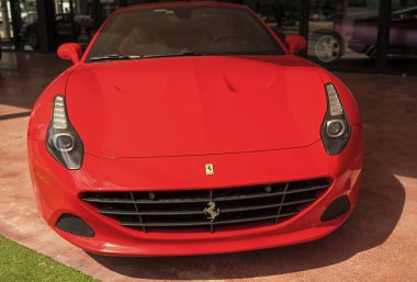 Miami Beach, Florida ABD - 15 Nisan 2021: Kırmızı Ferrari California Roadster, ön manzara.