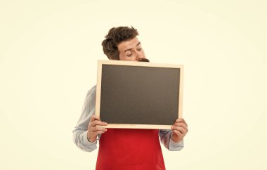 Barmen karatahtayı tutuyor. Bar sahibi beyazda izole edilmiş. Önlük stüdyosunda profesyonel barmen. Bar işletmesi sahibi, kopyalama alanı.