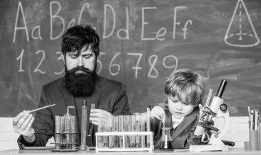 Okulda kimya öğreniyorum. Okula dönelim. Baba ve oğul okulda. Bilim adamı araştırma ve deney öğretmeni ve küçük çocuk. Biyoloji laboratuvarı. Kimya fiziğin kirli bir parçasıdır..