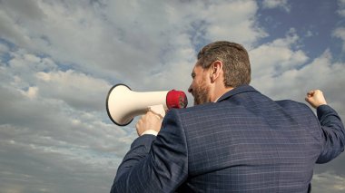 Gökyüzü arka planında hoparlörde iş adamının ajitasyonunun arka planı.