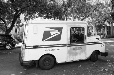 Miami Beach, Florida ABD - 23 Mart 2021: usps posta sevce kamyonu.