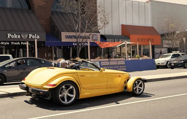 Long Beach, Kaliforniya ABD - 31 Mart 2021: Sarı Chrysler Plymouth Prowler 'ın klasik otomobili.
