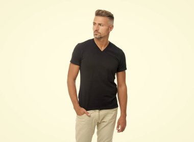 Karizmatik boz adam tarzı. Boz adamın stüdyo çekimi. Beyaz arka planda izole edilmiş olgun, kır saçlı bir adam. Gri tişörtlü, kır saçlı adam..