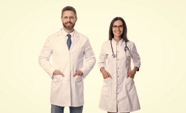 Neşeli terapist doktor ve hemşire stüdyoda. Terapist doktor ve hemşirenin fotoğrafı beyaz önlük giyiyor. Doktor terapist ve steteskoplu hemşire. Doktor ve hemşire beyazlar içinde..