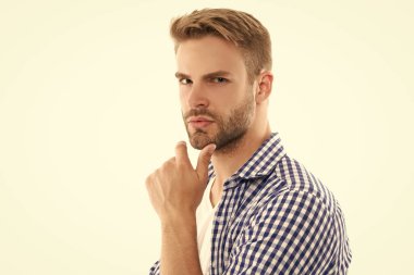 Kafkas tıraşsız erkek derisi. Traşsız adamın stüdyo çekimi. Genç traşsız adam beyaz arka planda izole edilmiş. Tıraşsız, kareli gömlekli bir adam..