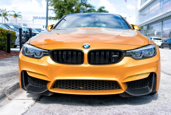 Miami Beach, Florida USA - 15 Nisan 2021: Sarı bmw m4, alçak açı. Lüks spor araba..