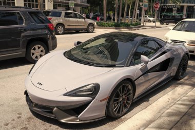 Miami Beach, Florida ABD - 15 Nisan 2021: beyaz Mclaren 570 üstü açık spor araba, ön köşe manzaralı yüksek açı.