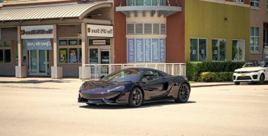 Miami Beach, Florida USA - 15 Nisan 2021: mclaren 570GT MSO siyah, ön köşe manzaralı.