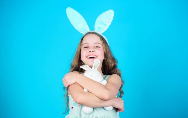 Oynak bebek Paskalya kutlamak. Bahar tatili. Mutlu çocukluk. Mutlu paskalyalar. Paskalya günü için hazır. Çocuklar için Paskalya aktivitelere. Tatil tavşan kız uzun tavşan kulaklı. Çocuk şirin bunny kostüm.