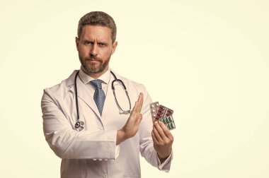 Haplarla çelişiyor. Çelişkili hareketi olan bir adam. İlaçlar için ilaç karşıtlığı.