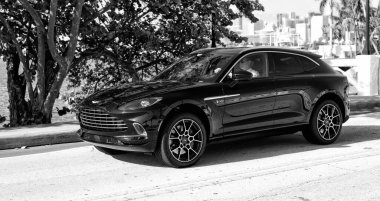 Miami Beach, Florida ABD - 15 Nisan 2021: Siyah Aston Martin Dbx, köşe manzaralı.