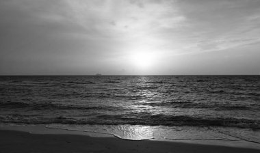 Güzel gün batımı gökyüzü Deniz suyunda dalgalar.